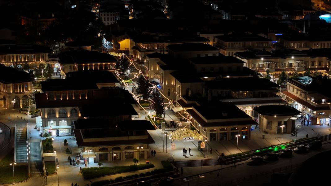 Konya Büyükşehir bayram için sokakları süsledi, aydınlattı 9